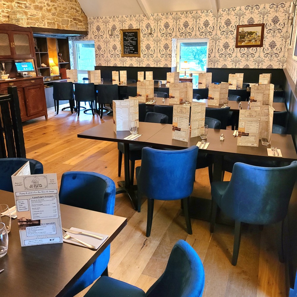Pour vos repas de groupe, nous vous accueillons dans un espace élégamment décoré